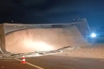 Osmangazi Köprüsü’nde TIR devrildi