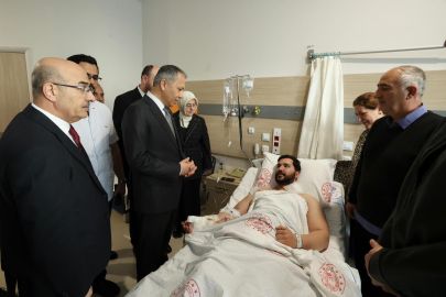 Bakan Ali Yerlikaya tedavisi süren yaralı polis memurlarını ziyaret etti