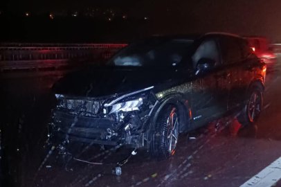 Otoyol kılıç gişelerinde otomobil bariyerlere çarptı