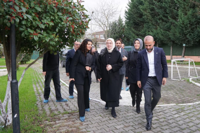 Akyol ve Güçlü, çocukları oyuncaklarla sevindirdi