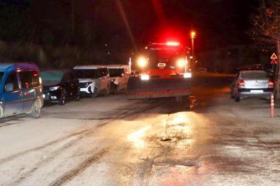 Yalova İtfaiyesi buzlanmaya karşı tuzlama çalışması yaptı