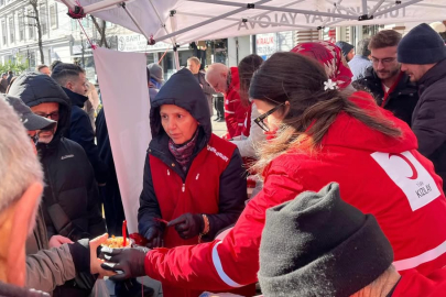 Yalova Kızılay şehit polisler için helva dağıttı