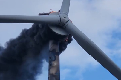 Armutlu’da alevlere teslim olan rüzgâr türbini ağır hasar aldı
