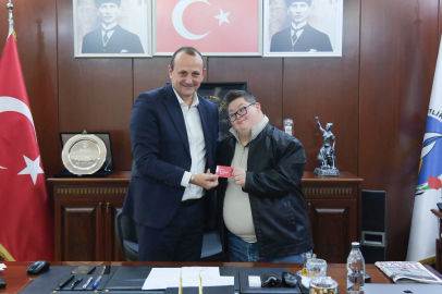 Başkan Yele, ilk kartı Hamza’ya verdi