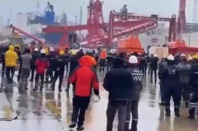 Yalova’yı vuran fırtına tersanede vinci devirdi