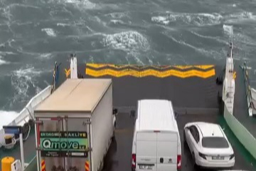 Feribot dev dalgalarla boğuştu