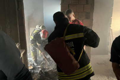 Altınova’da boş daire alevlere teslim oldu