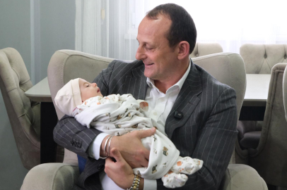 Çiftlikköy’de 2026’nın ilk bebek setleri Başkan Yele’den