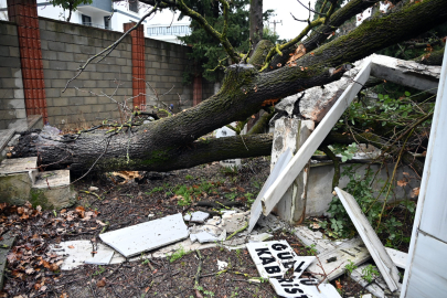 Şiddetli fırtına Şehir Mezarlığını da etkiledi