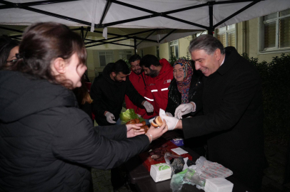Rektör Bahçekapılı’dan öğrencilere sucuk ekmek dopingi