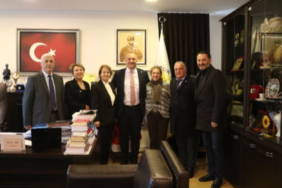 Çınarcık Belediye Başkanı Avni Kurt makamında misafirlerini ağırladı