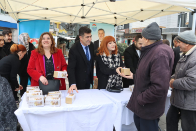 Yalova Belediyesi’nden kandil simidi ve lokum ikramı