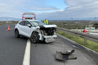 Otoyolda savrulan otomobil bariyerlere girdi