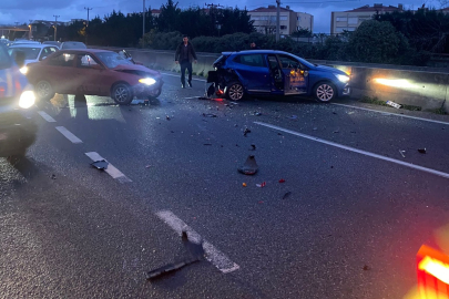 Yalova’da iki otomobilin çarpıştığı kazada ortalık savaş alanına döndü