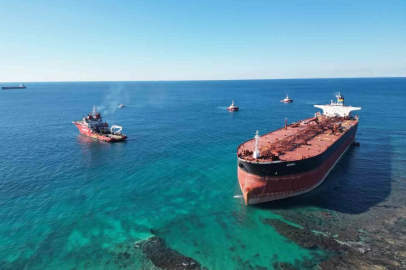 Yalova’ya gelirken Bozcaada'da karaya oturan gemi kurtarıldı