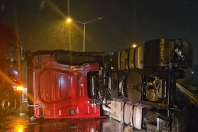 Yalova yolunda çekici devrildi! 4 yaralı