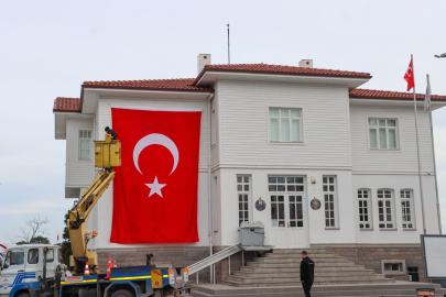 Yalova Belediyesi bayrağına sahip çıkıyor! “Şanlı bayrağımızı hiç kimse indiremez”