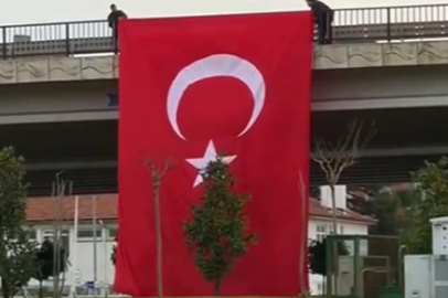 Köprülü kavşağa dev Türk bayrağı