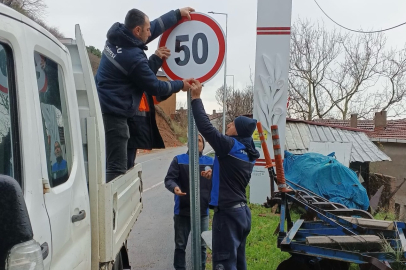 Armutlu'da trafik levhaları yenilendi