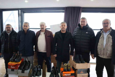 İş insanı Ali Altınbaş 10 yıldır çocuklara ayakkabı dağıtımını sürdürüyor