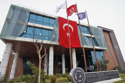 YTSO binasına dev Türk Bayrağı asıldı