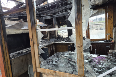 Altınova’da alevlere teslim olan baraka küle döndü