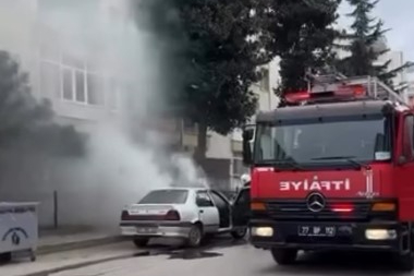 Yalova’da park halindeki otomobil alevlere teslim oldu