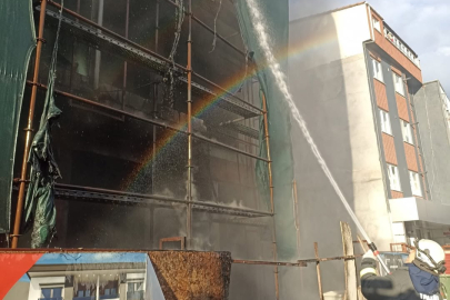 Tadilat halindeki binanın dış cephesinde korkutan yangın