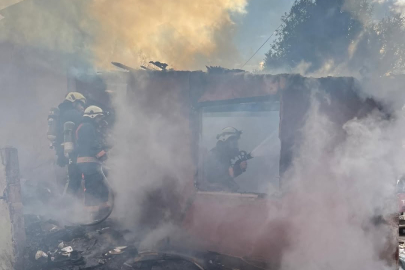 Yalova’da alevlere teslim olan baraka küle döndü