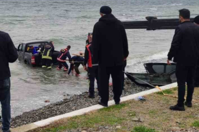 Çınarcık'ta otomobil denize uçtu! Sürürü yaralı kurtuldu