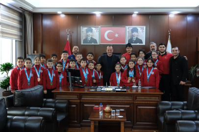 Şampiyonlar kupalarını Başkan Yele’yle paylaştı