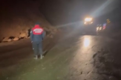 Esenköy- Armutlu yolunda toprak kayması meydana geldi