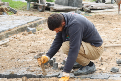 Parke yollar ve kaldırımlar onarılıyor
