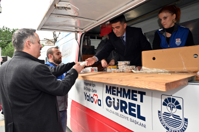 Yalova Belediyesi’nden 6 Şubat depreminin yıl dönümünde vatandaşlara helva ikramı