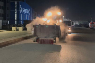 Altınova’da temizlik çalışmaları gece de aralıksız sürüyor