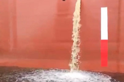 Yalova açıklarında dev tanker denize yağlı balast suyu döktü