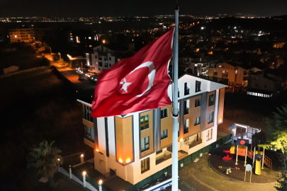 Çiftlikköy’de Bayraktepe’de dev Türk bayrağına özel aydınlatma