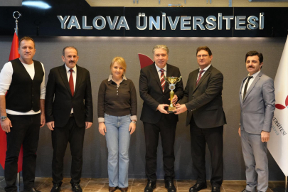 Şampiyonluk Kupasını Rektör Bahçekapılı'ya sundular