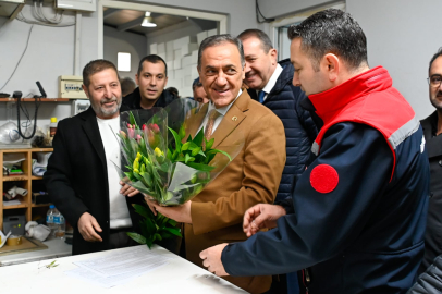 Vali Usta çiçek mezatında üreticilerin heyecanını paylaştı