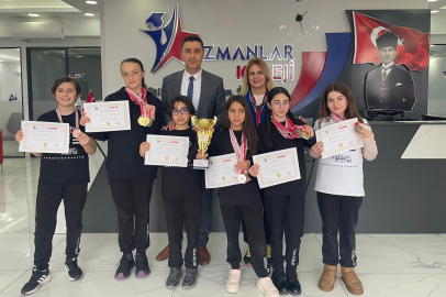 Uzmanlar Koleji’nden Yüzmede 20 Madalyalık Büyük Başarı