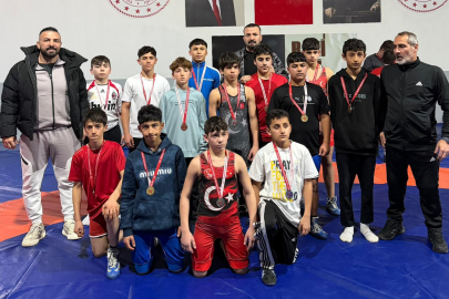 Altınovalı güreşçilerden madalya yağmuru