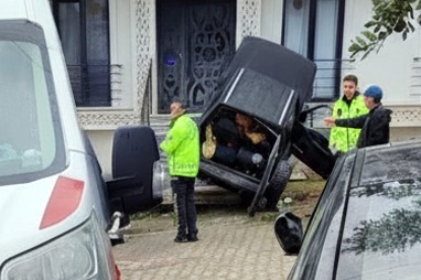 Yalova’da kontrolden çıkan otomobil binaya daldı! 1 yaralı