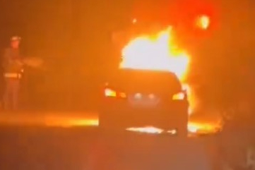 Alev topuna dönen otomobil kullanılmaz hale geldi