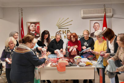 CHP’li kadınlar Bayraktepe’de çocukları sevindirdi