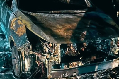 Yalova'da alev topuna dönen otomobil kullanılamaz hale geldi