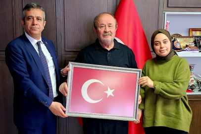 Öğrencilerden Başkan Temel’e anlamlı hediye