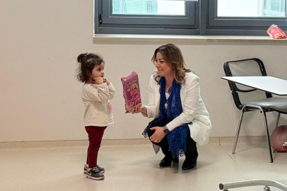 Şimşek, tedavi gören çocukları sevindirdi