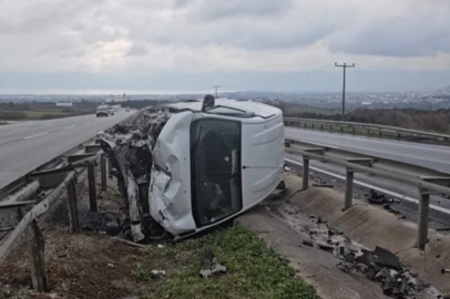 Süpürgelik'te minibüs orta refüje uçtu! 1 yaralı
