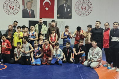 Esenköylü güreşçiler minderde fırtına gibi esti