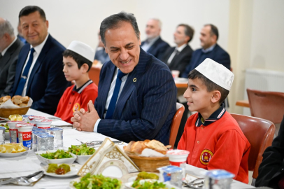Vali Usta genç hafızlarla birlikte iftar yaptı